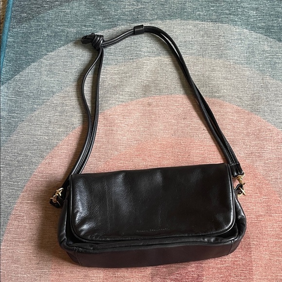 Stone Mountain Elegant Black Leather Shoulder Bag - Picture 2 of 9